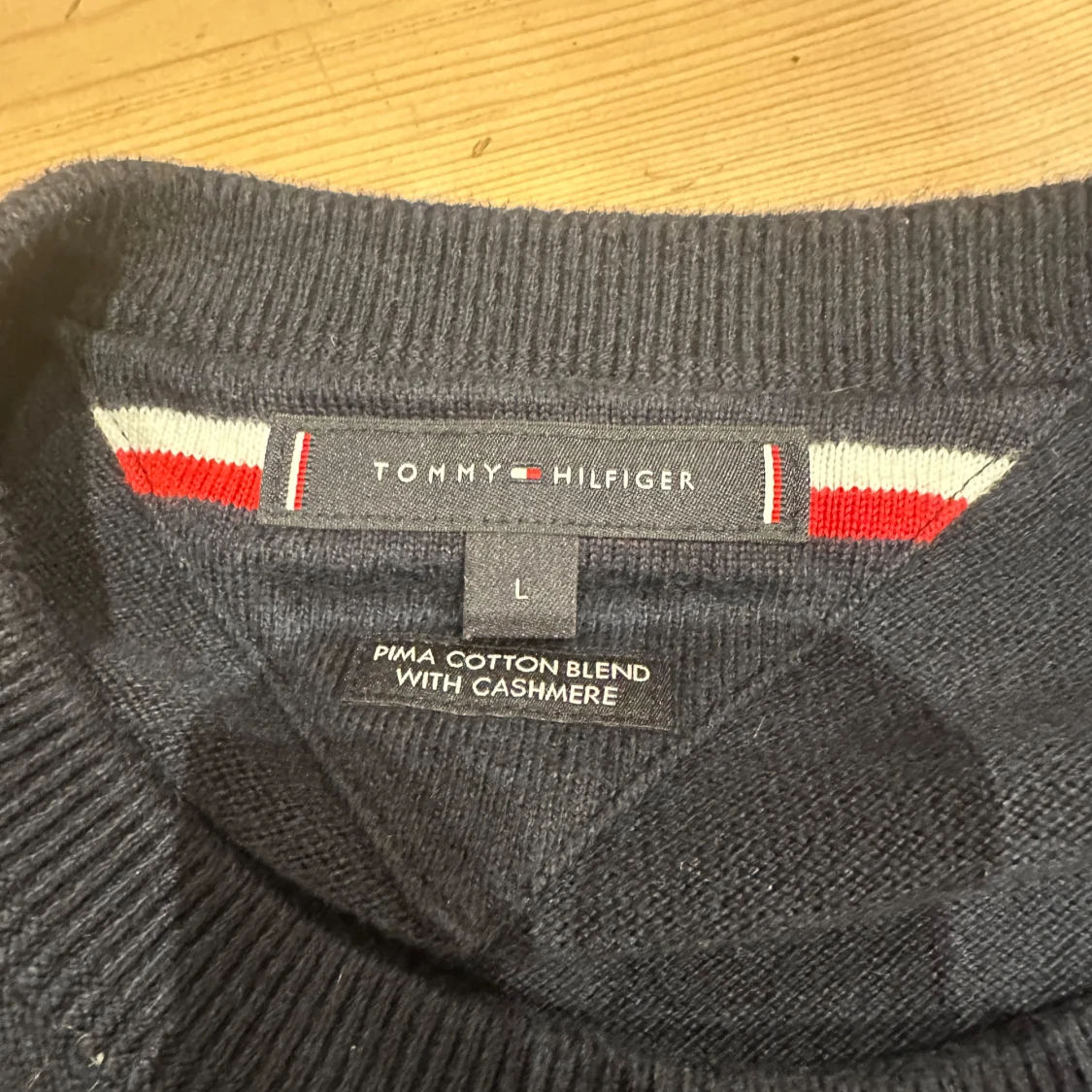 Svart t Tommy Hilfiger tröja - 2