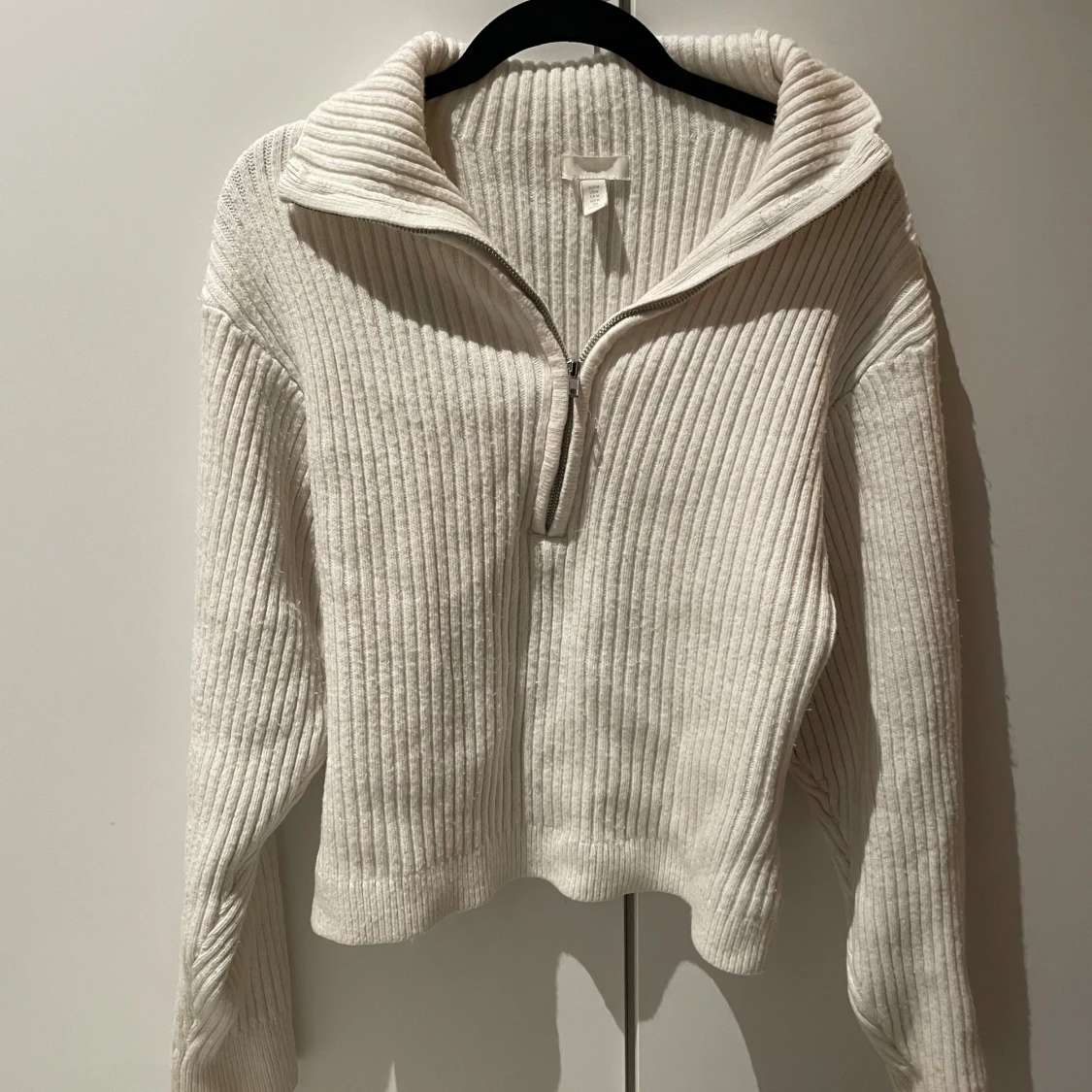 Vit ribbad tröja med dragkedja