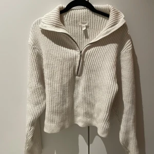 Vit ribbad tröja med dragkedja - Vit stickad tröja i bra skick!