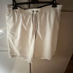 Vita shorts från Redgreen - Snygga vita shorts från Redgreen med elastisk midja och snörning för perfekt passform. De har en bakficka och en liten metallbricka med logotypen. Nya och oanvända 