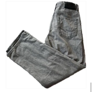 Jack & Jones  - Ett par snygga gråa Jack & Jones jeans, i storlek 146. Jeansen är aldrig använda, skick 10/10. Skriv om ni är intresserade eller har några funderingar!