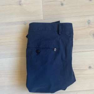 Shinos från Dondup - Snygga mörkblå byxor från Dondup, tillverkade i Italien. De har en klassisk design med knappar bak och en stilren look storleken är 33. nypriset ligger på 3599 sparsamt använda nu endast 299 kr hör av er vid minst fundering✅🙏 Först till kvarn gäller🤝mvh Ernstwarderobe