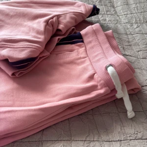 Rosa mjukis set från Gant - Säljer mitt mjukis set från Gant🫶🏼Bara använt några fåtal gånger💖Nypris 1400kr