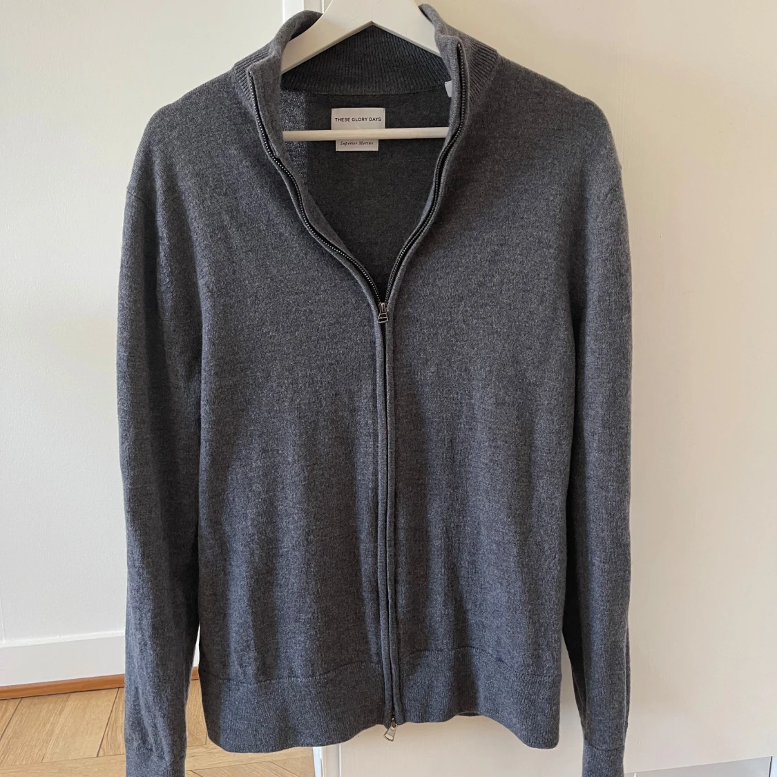 Grå merinoullskofta från These Glory Days