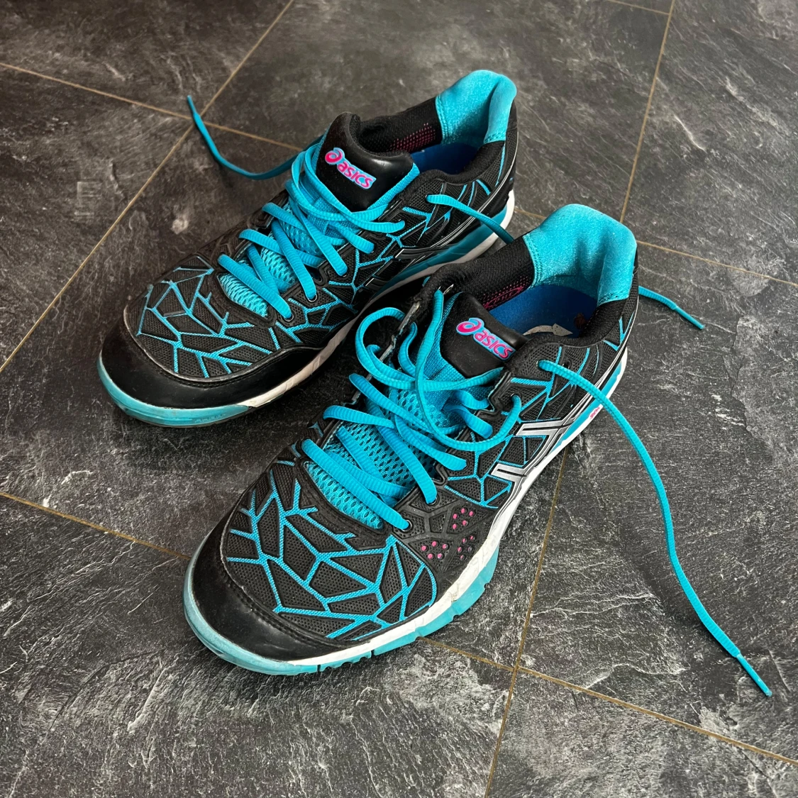 Svarta och turkosa löparskor från Asics - 1