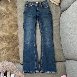 Lågmidjade bootcut jeans, Gina Tricot - Lågmidjade bootcut jeans i bra skick, har använt dom mycket men de har inga skador eller annat. Säljer pga att dom inte passar längre. Hör av er om ni har frågor eller om ni vill ha fler bilder!