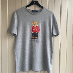 Ralph Lauren polo bear t-shirt - En fin tröja inga skavanker förutom att trycket är lite skadat av användning.   Nypris ligger på ca 1000kr  Tveka inte på att skriva om du har några frågor!💬 