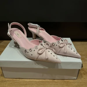 Rosa spetsiga klackskor från Nelly - Jätte fina rosa klackskor från Nelly, helt nya strlk 36