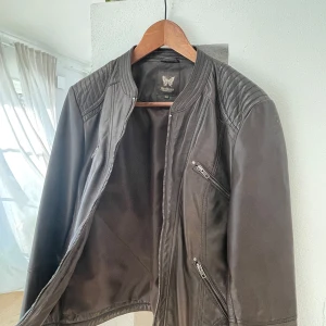 Skinnjacka från Alice Bizous - Snygg brun äkta skinnjacka från Alice Bizous med quiltade detaljer på axlarna! Passar perfekt för våren✨🫶Storlek: 44