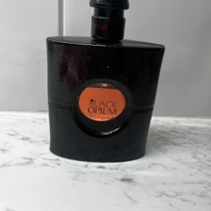 Massa olika parfymer säljes - Skicka meddelande för pris och info . Vissa är helt nya.