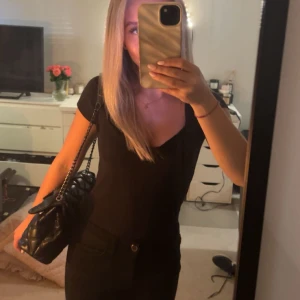 Svart body  - Super snygg  svart body som tyvärr är lite stor för mig över axlarna 💕 från HM och bara använd en gång och har inga skador eller fläckar💕