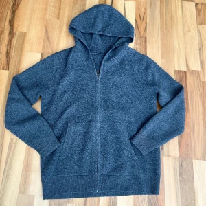 Grå Merinoull hoodie / S - Grå merino ull hoodie i storlek S, står 100% merinoull på lappen, mycket bra skick, kan lukta lite parfym. Kom gärna med bud
