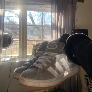 Adidas campus skor - Säljer min Adidas campus då dom är för stora för mig, knappt använda. Kommer självklart tvätta dom innan jag säljer dom! Skulle inte heller säga att det finns några defekter mer än att dom är smutsiga. Nypris runt 1100kr ❤️ priset går att diskutera!