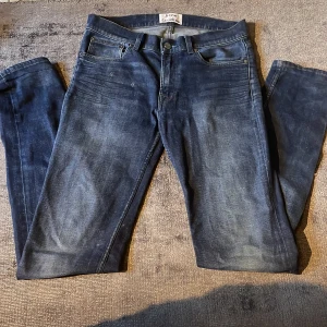 Blå jeans från Acne Studios - Säljer ett par snygga blå jeans från Acne Studios. De har en klassisk femficksdesign och en stilren look. Perfekta för dig som vill ha en tidlös stil. Nypris ligger runt 7000 🤯 mitt pris 849 🤑💸. Passar dig som är 170 till 190