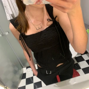 Svart ärmlös topp med knyt - Snygg svart ärmlös topp med knyt i sidan. Perfekt till vardags eller vid finare tillfällen👌Har använt den ett par gånger men har andra kläder som jag använder mer💗🐆