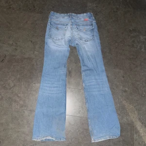 Lågmidjade jeans - Low rise jeans med vintage coola fickor. Bra skick