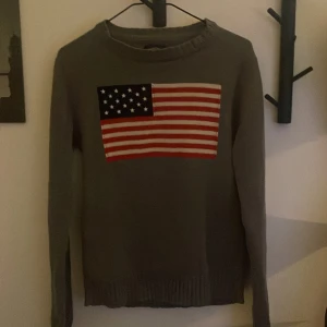 Stickad grå tröja ifrån Crocker - Säljer denna snygga gråa stickade tröjan ifrån Crocker i storlek S. Säljer denna tröja för denna storlek är lite för liten för mig men inte använd jätte ofta.  Om ni har frågor om plagget så kontakta hjärna mig så svarar jag så snabbt jag kan.