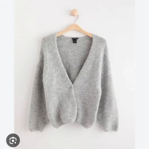 Kofta Lindex  - Jätte fin kofta från Lindex 💗säljer då den passade mig inte i storleken. Originell pris 399kr, slutsåld! 