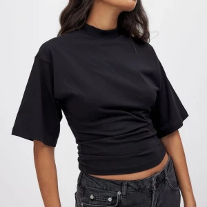 NAKD tshirt  - Säljer denna superfina tröjan från NAKD. På hemsidan heter den ”Formad T-tröja i bomull med trattkrage”. Använd men i fint skick. Storlek xs, som är slutsåld i den storleken på hemsidan. Nypris 249kr, säljer för 170kr. 