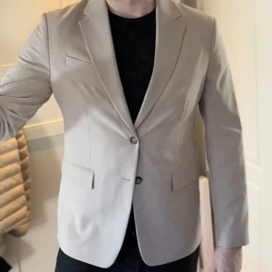 Beige kavaj från Zara, Oanvänd - Schysst HELT OANVÄND kavaj från Zara i Oslo. Nypris 1399kr. Storlek 52