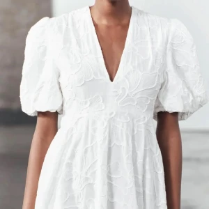 Intressekoll Zara vit klänning - Intressekoll på den här superfina oanvända klänningen från Zara i Stl S! Perfekt till studenten💖 finns inte på hemsidan längre. Buda privat🫶🏼 just nu är högsta 1550!