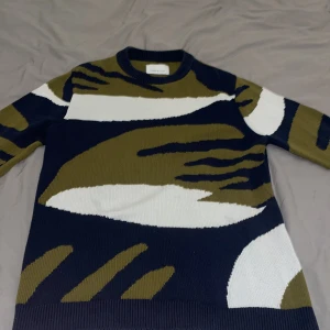 Stickad tröja från Samøe Samsøe - Stickad tröja med unikt mönster från det danska märket Samsøe Samsøe i mycket bra skick. Storlek M, på bilden är jag 182cm och väger 73kg.