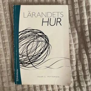 Lärandets Hur av Roar C. Pettersen - Boken 'Lärandets Hur' av Roar C. Pettersen utforskar pedagogiska strategier och lärandets processer. Upplaga 1:2. Boken är i god skick! Kan mötas upp. 