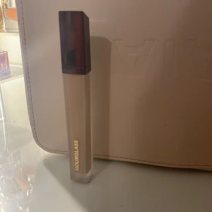 Concealer från Hourglass -  concealer från Hourglass i nyansen 'Beech endast testad köpte fel färg .475kr ny pris 