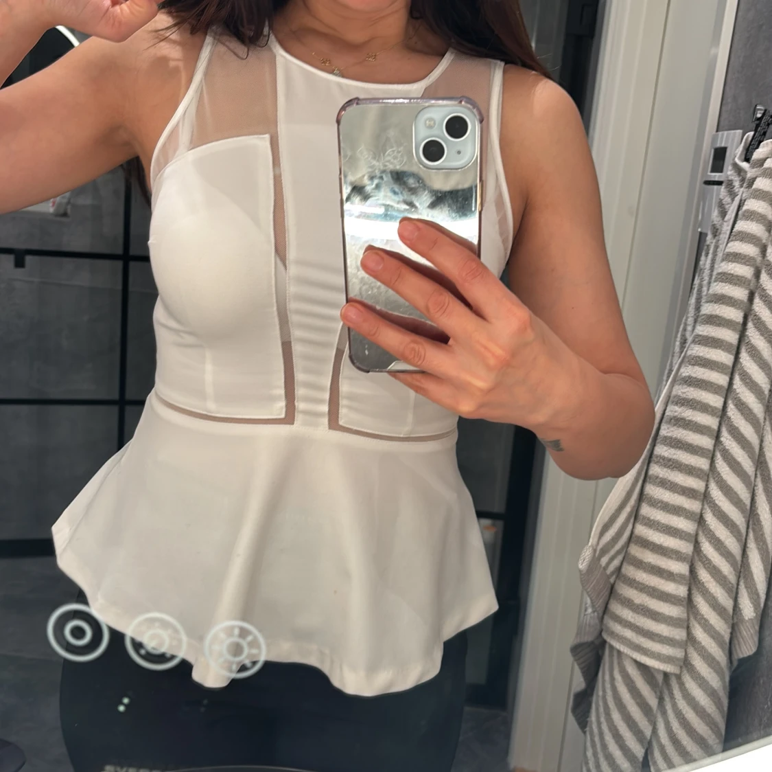 Vit ärmlös topp med meshdetaljer - 1