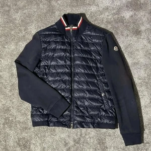 Moncler cardigan (äkta) - Hej säljer nu min moncler cardigan nu för den är för liten den är köpt på luxuriosecret  för 2700 ( har bild på swishen). Den är i storlek M fast skulle säga att den passar bättre till S den hade ett litet hål på ärmen men det är sytt. hör av dig vid frågor. jag kan gå ner i pris vid snabb affär