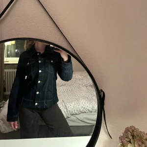 Mörkblå figursydd skjorta från ONLY - Supersnygg figursydd jeans skjorta.  Har prislappen kvar (köpt för 799 kr) storlek M men passar mig som brukar ha S. Perfekt för en stilren look🤎Pris kan diskuteras vid snabb affär! 