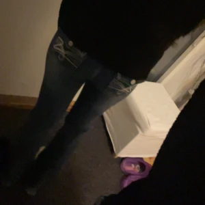 Mörkblå jeans med broderade detaljer - mörkblå mid-rise jeans med stiliga detaljer på bakfickorna. Köpta från Shein, lite slitna vid bensluten, men inget som är överdrivet. Jag säljer dem då de inte längre används. Skriv privat om flera bilder eller frågor❤️