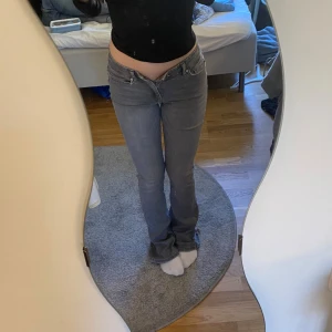 Grå jeans från ONLY - Snygga grå jeans från ONLY i storlek XS/32. De har en låg midja och bootcut, i fint skick förutom längst ner på benen pågrund av att dem är för långa för mig som är 160cm.💕