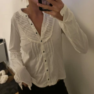 Långärmad tröja - Jättegullig blus/tröja. Den är köpt secondhand så finns varken storlek eller märke men skulle säga S/M 