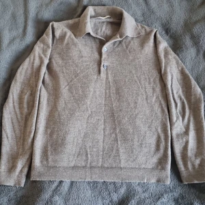 Merinoull tröja i storlek S - Säljer en 100% Merinoull tröja från A Day's March. Den är storlek S men funkar också bra i XS. Skickat är 9/10 den är använd men det finns inga defekter och den är lika bra som när den blev köpt. 