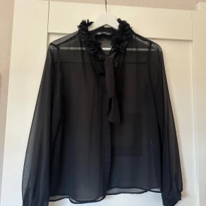 Jättefin blus från Zara strl s - Blus från Zara använd fåtal gånger med fina blomdetaljer 