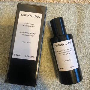 Bois Noir hårparfym från Sachajuan - Säljer en elegant hårparfym från Sachajuan, Bois Noir. Flaskan är svart och stilren med en vit etikett. Innehåller 50 ml och är perfekt för att ge ditt hår en fräsch doft. Kommer i en matchande svart kartong.