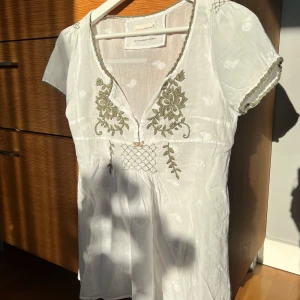 Vit blus med gröna detaljer  - Vit blus från odd molly med grönt broderi! Storlek 1 (S) 🩷