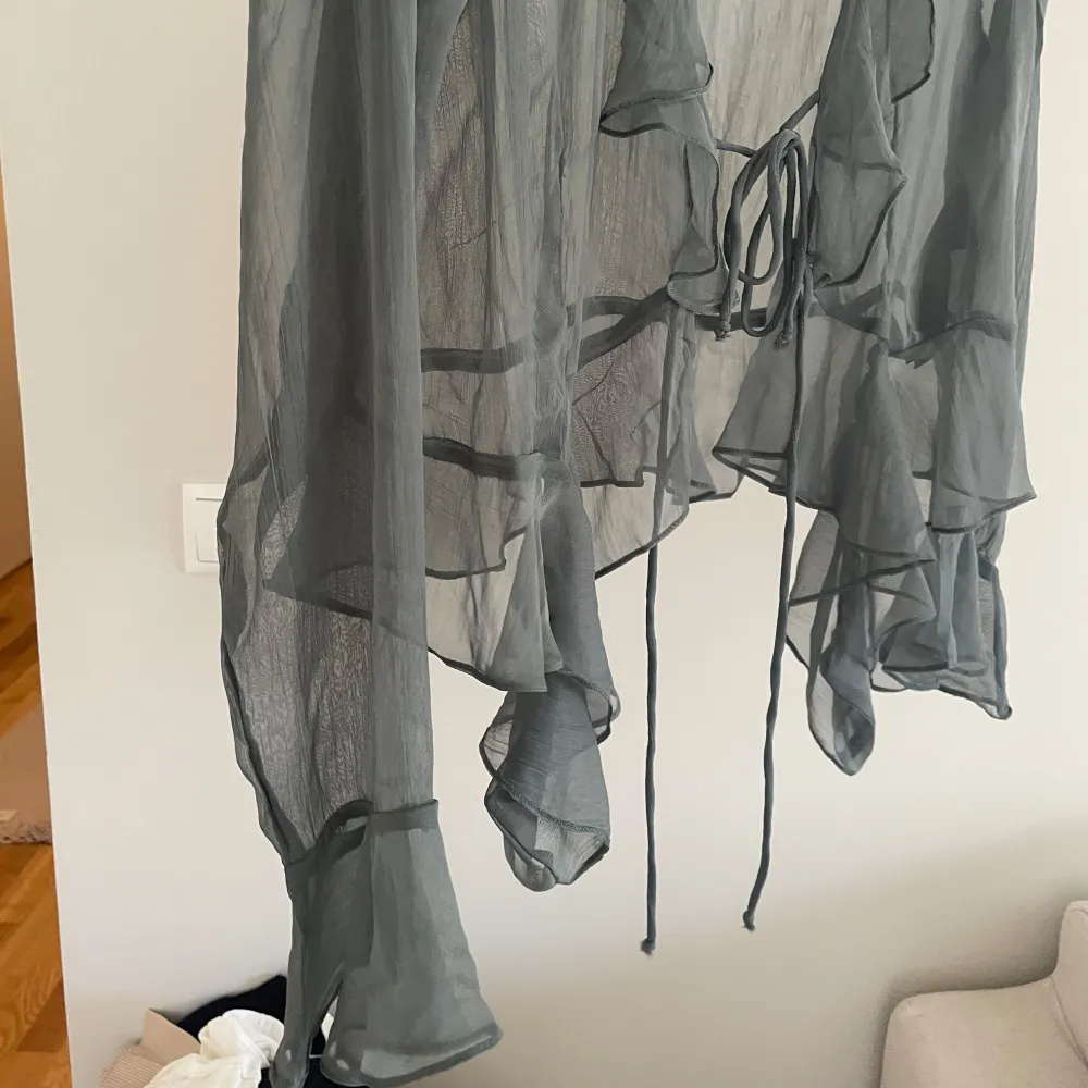 Så fin blus från VeroModa, jag har denna i två färger och väljer nu att sälja denna. Oanvänd och lapp kvar!! . Puserot.