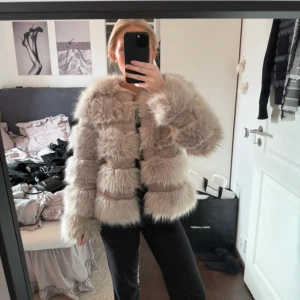Beige pälsjacka från Vera&Lucy - Säljer en lyxig beige pälsjacka från Vera&Lucy.  Tidigare ägaren har gjort en hård fläck på vänster arm, den syns inte och har inte heller försökt få bort den. Sedan har alla knappar försvunnit så den går inte att stänga!💞