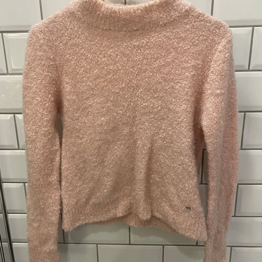 Mysig rosa tröja från KappAhl i en fluffig och mjuk textur. Perfekt för kyliga dagar med sin långärmade design och bekväma passform. Enkelt att matcha med olika outfits. Fint skick 🩷. Neuletakit & Villapaidat.