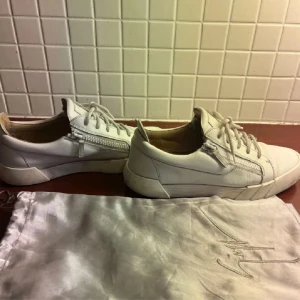 Vita Giuseppe zanotti skor - Skick runt 8/10, pris kan ändras vid snabb affär hör av er vid frågor