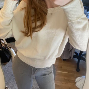 Vit offshoulder tröja från BikBok - Säljer en stilren vit offshoulder tröja från BikBok. Köpt i somras men har bara kommit till användning två gånger super fin och mysig tröja som är i nytt skick
