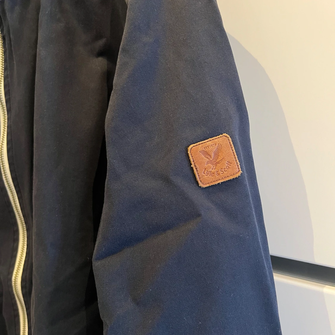 Mörkblå jacka från Lyle & Scott - 3