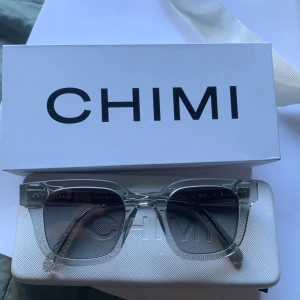 Chimi solglasögon  - 04 grey. Snygga grå solglasögon från CHIMI med transparent båge och mörka linser. Perfekt accessoar för en stilren look. Kommer med originalförpackning och fodral. KÖPARE STÅR FÖR FRAKTEN 🚚 