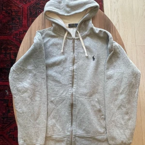 Grå polo zip - Grå Ralph Lauren kofta storlek M. Pris kan diskuteras. Använd men funkar bra fortfarande.