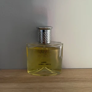 Quartz pour homme parfym - Säljer denna eftertraktade och limiterade Quartz pour homme parfymen. Ca 45/50ml kvar i flaskan. Nypris drygt 2300kr. God och fräsch doft perfekt nu till vintern. Utsedd till en av världens bästa manliga parfymer. Säljer nu till ett otroligt bra pris! Först till kvarn!