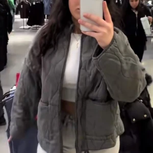 Zara jacka  - Köpte för bara nån månad sen, super bra skick!! Säljer den för jag köpte i en annan färg💗kommer inte sänka pris