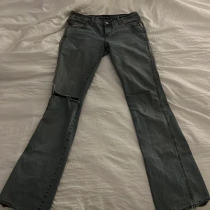 Lågmidjade jeans - Säljer dessa skit snygga lågmidjade jeans då jag har för många och inte använder de så mycket, bra skick förutom några defekter som längst ner då de är upptrampade och att de andra har lossnat ( kolla bild 4&5) men är jätteenkelt att fixa och inte något man tänker på överlag 💕 midjemått rakt över är 37 cm men har lite stretch, innerbenslängd ca 78 cm och gren mått 17 cm ⭐️skriv privat för mer frågor!! 