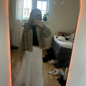 Vit lång kjol - Säljer en vit lång kjol från Gina storlek s kostar 399kr ny